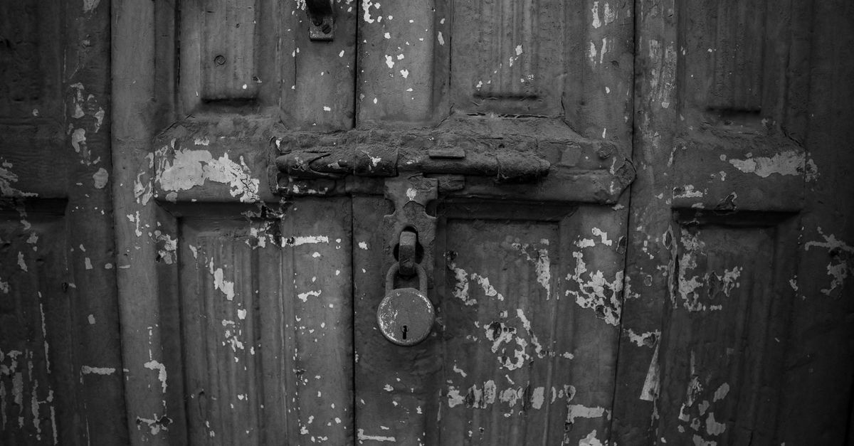7 Signs Your Door Knob Lock Needs Replacing — Lake Grove Locksmith Long Island